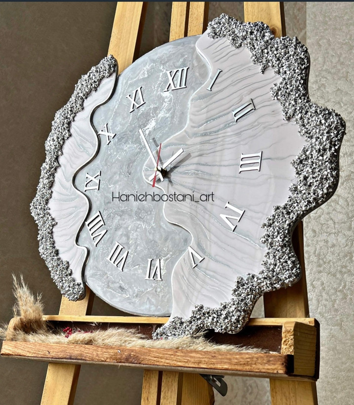 ساعت دیواری رزینی طرح دفرمه سفید طوسی نقره ای