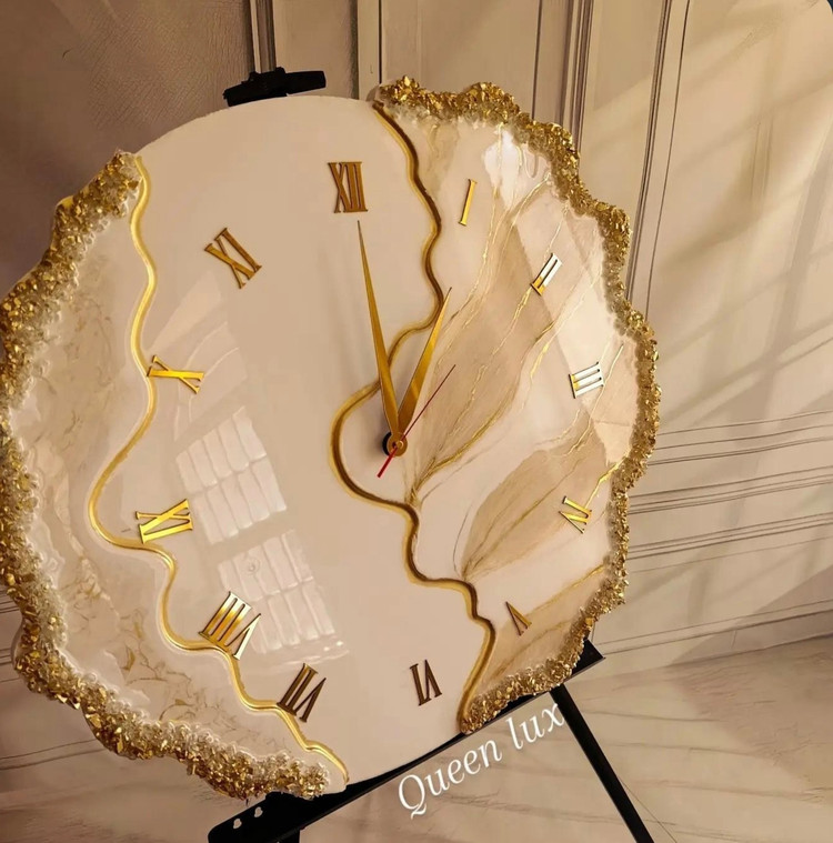 ساعت دیواری رزینی دفرمه طوسی و سفید کریستال نقره ای