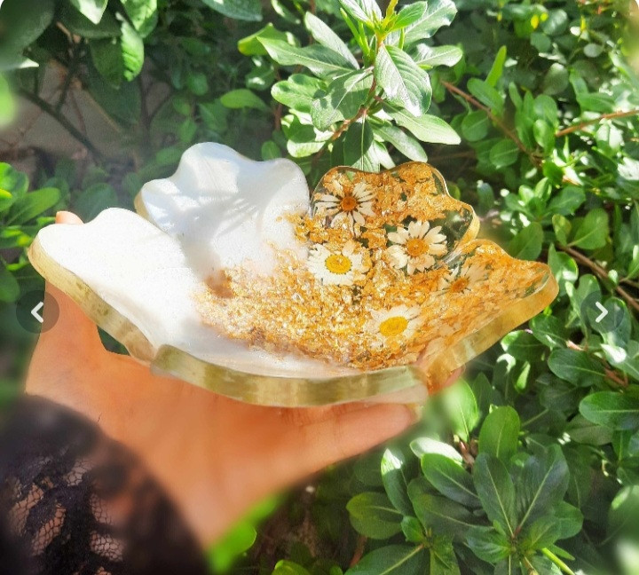 شیرینی خوری رزینی که به عنوان پیش دستی قالب ۵پرورق طلا با گل بابونه