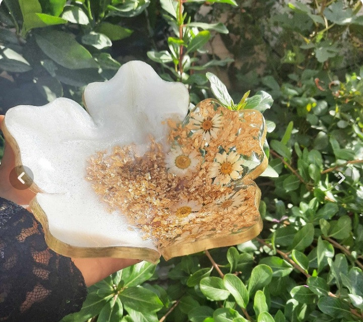 شیرینی خوری رزینی که به عنوان پیش دستی قالب ۵پرورق طلا با گل بابونه