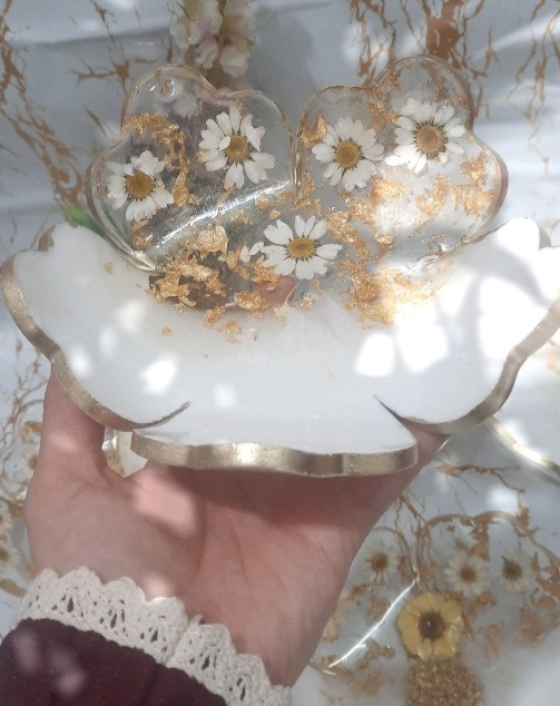شیرینی خوری رزینی که به عنوان پیش دستی قالب ۵پرورق طلا با گل بابونه