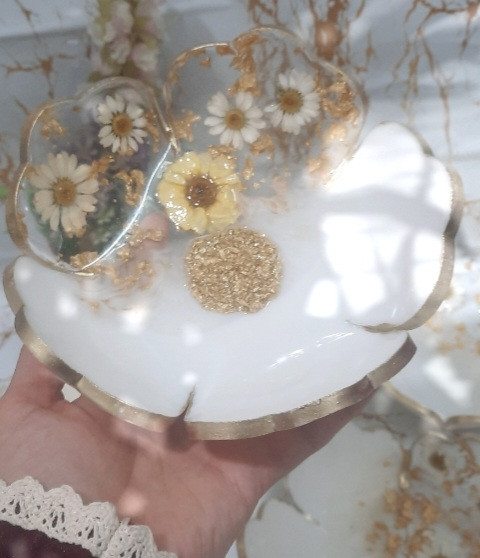 شیرینی خوری رزینی که به عنوان پیش دستی قالب ۵پرورق طلا با گل بابونه